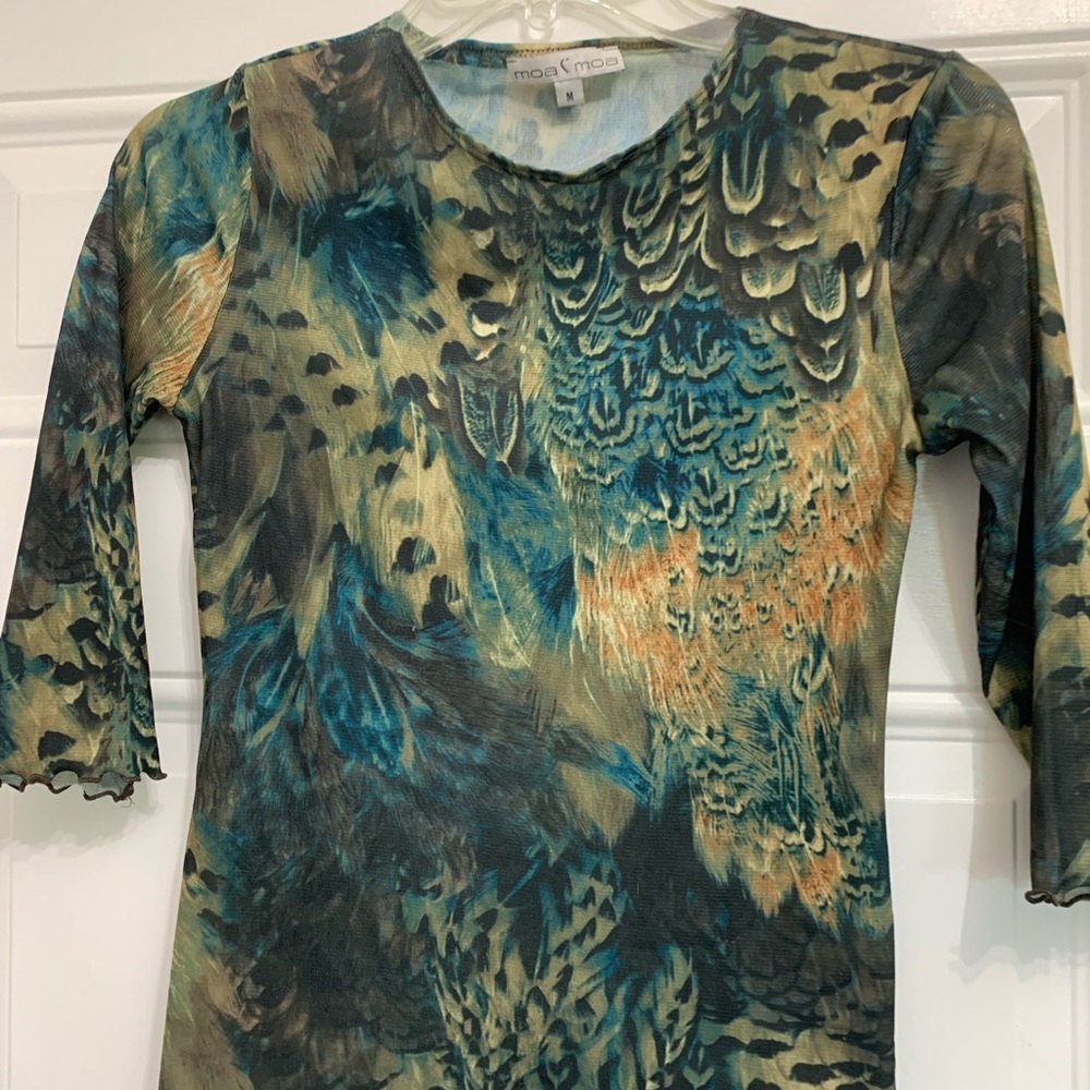 Ladies scoop neck multi colored blouse in GUC.  Can be casual or dressed up.Sz M